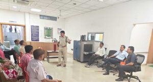 मॉक ड्रिल में आधुनिक उपकरणों के माध्यम से आग बुझाने के सीखे तरीके