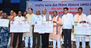 बलौदाबाजार में ‘जिला स्तरीय तिलहन मेला सह जैविक कृषि कार्यशाला’ संपन्न, किसानों और मछुआरों को बांटे गए कृषि आदान
