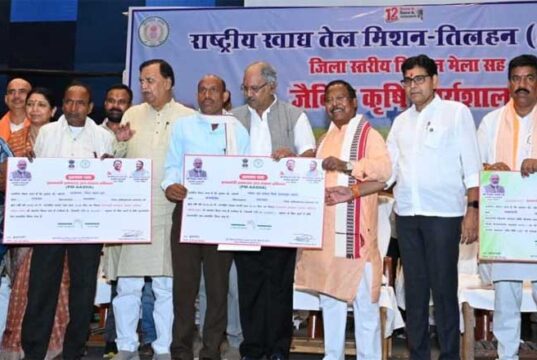 बलौदाबाजार में ‘जिला स्तरीय तिलहन मेला सह जैविक कृषि कार्यशाला’ संपन्न, किसानों और मछुआरों को बांटे गए कृषि आदान