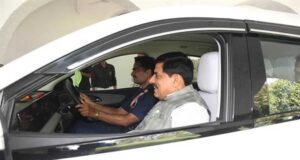 मुख्यमंत्री ने निवास से स्टेट हैंगर तक ईवी से की यात्रा