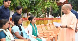 लगातार दूसरे दिन जनता दर्शन में 150 लोगों की समस्याएं सुनीं सीएम योगी आदित्यनाथ ने