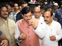 दोपहिया वाहन से निकले CM डॉ. यादव, पैदल चलकर शहर की व्यवस्थाओं का किया निरीक्षण