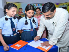रायपुर में शाला प्रवेशोत्सव की अनोखी तस्वीर, शिक्षा मंत्री गजेन्द्र यादव ने बच्चों के साथ पढ़ाया पहाड़ा