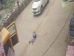 Chhattisgarh: चलती स्कूल वैन का गेट खुलने से सड़क पर गिरा मासूम, सुरक्षा व्यवस्था पर उठे सवाल