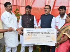 गायत्री-इंदिरा स्व-सहायता समूह को मंत्री कश्यप ने सौंपी 65 हजार रुपये की प्रोत्साहन राशि