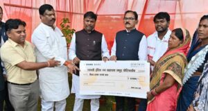 गायत्री-इंदिरा स्व-सहायता समूह को मंत्री कश्यप ने सौंपी 65 हजार रुपये की प्रोत्साहन राशि