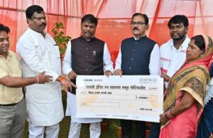 गायत्री-इंदिरा स्व-सहायता समूह को मंत्री कश्यप ने सौंपी 65 हजार रुपये की प्रोत्साहन राशि