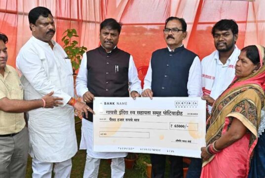 गायत्री-इंदिरा स्व-सहायता समूह को मंत्री कश्यप ने सौंपी 65 हजार रुपये की प्रोत्साहन राशि