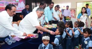 उज्ज्वल भविष्य की दी शुभकामनाएं, छात्राओं को साइकिल भेंट कर बढ़ाया उत्साह