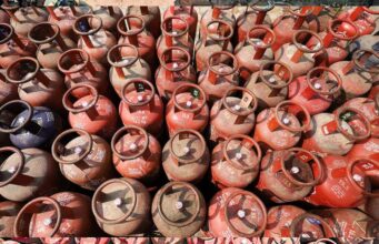 गैस सिलेंडर खरीदते ही ₹500 का फायदा! सरकार की इस योजना का लाभ किन्हें मिलेगा?
