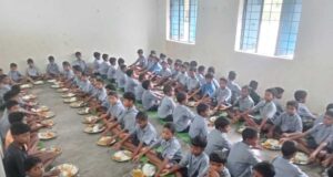 कहीं खीर-पूड़ी, कहीं पनीर की सब्जी, तो कहीं हरी सब्जियों के साथ परोसा गया विशेष भोजन