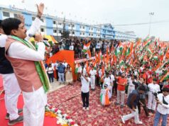 मुख्यमंत्री डॉ. यादव का स्थानीयजन ने पुष्प वर्षा और वंदेमातरम् व भारत माता के जयकारों के साथ किया स्वागत