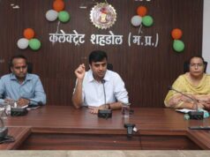 कलेक्टर ने स्कूलों में नामांकन, आधार अपडेशन तथा सायकल वितरण की समीक्षा की