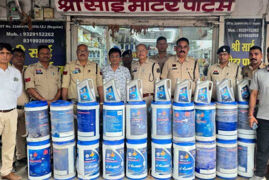 HPCL के नाम पर डुप्लीकेट तेल बेचने वालों पर पुलिस की रेड, 3 दुकानों से ₹2.50 लाख का माल जब्त