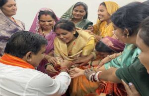 राखी बांधकर दीदियों ने दी डिप्टी सीएम विजय शर्मा को बधाई, गुजरात यात्रा के अनुभव भी किए साझा