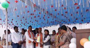 प्रतिभा सम्मान से नई लेदरी में खिला शिक्षा का गौरव, मेधावी छात्राओं को मिला पुरस्कार