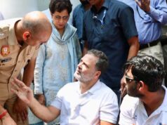पेलेट गन विवाद गरमाया, राहुल गांधी पुलिस DCP ऑफिस के बाहर धरने पर बैठे