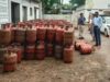 Bilaspur की बालाजी गैस एजेंसी पर छापा, 939 सिलेंडर जब्त; डिलीवरी में लापरवाही पर कार्रवाई