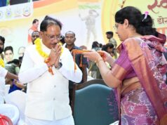 शहीद उप निरीक्षक युगल किशोर वर्मा की धर्मपत्नी माधुरी वर्मा ने बांधी राखी तो भावुक हुए मुख्यमंत्री विष्णुदेव साय