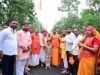 कांवडि़यों के बीच बैठकर ग्रहण किया प्रसाद