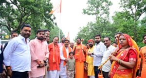 कांवडि़यों के बीच बैठकर ग्रहण किया प्रसाद