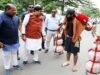 मुख्यमंत्री डॉ. यादव इंदौर में काफिला रूकवाकर कावड़ यात्री से मिले