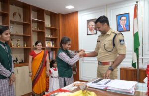 छात्राओं ने तिलक लगाकर राखी बांधी, एसपी ने सुरक्षा के साथ शिक्षा और आत्मविश्वास का दिया संदेश
