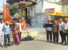 हिन्दू महासभा ने काले झंडों के साथ प्रदर्शन कर केंद्र सरकार का पुतला जलाया ,