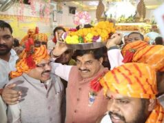 बरखेड़ी के राधा-कृष्ण मंदिर में CM डॉ. यादव ने टेका माथा, लड्डू गोपाल को सिर पर लेकर पहुंचे