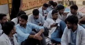 भोपाल में डॉक्टरों का प्रदर्शन हुआ उग्र, OPD-ऑपरेशन बंद; ₹14 हजार से ₹30 हजार स्टाइपेंड करने की मांग