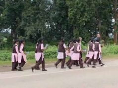 बिजली नहीं, क्लासेस की भी दिक्कत! छात्राओं ने कलेक्ट्रेट तक पैदल मार्च कर उठाई आवाज