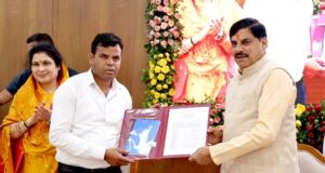 खनन प्रशासन को मिले नए खनि निरीक्षक, मुख्यमंत्री डॉ. यादव ने बांटे नियुक्ति पत्र