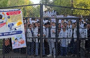स्टाइपेंड बढ़ाने की मांग को लेकर उज्जैन में हंगामा, आयुर्वेद छात्रों ने कॉलेज-अस्पताल का गेट बंद कर जताया विरोध