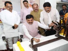 CM डॉ. यादव ने खरीदे खादी वस्त्र, चरखा चलाया और विजिटर बुक में लिखा संदेश