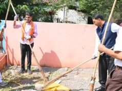लौदाबाजार में मंत्री टंक राम वर्मा ने उठाई झाड़ू, बोले- ‘स्वच्छता आदत है, जो धीरे-धीरे संस्कार बनेगी’