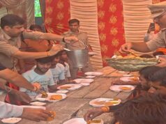 थाने में दिखा सेवा और श्रद्धा का संगम, पुलिस अधिकारियों ने अपने हाथों से बांटा महाप्रसाद